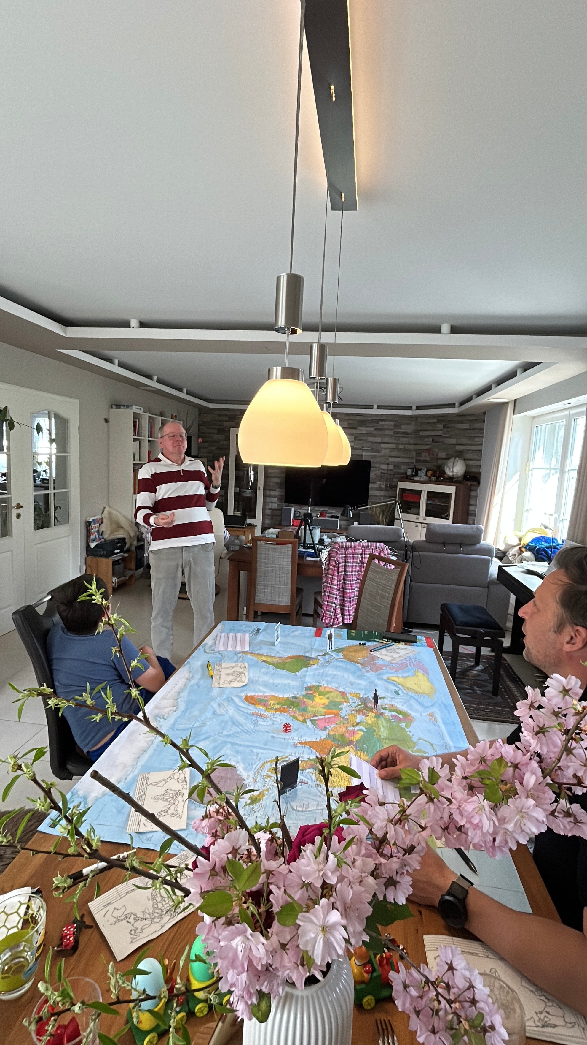 Gemütliche Spielatmosphäre beim Geografie-Brettspiel WELTKARTE