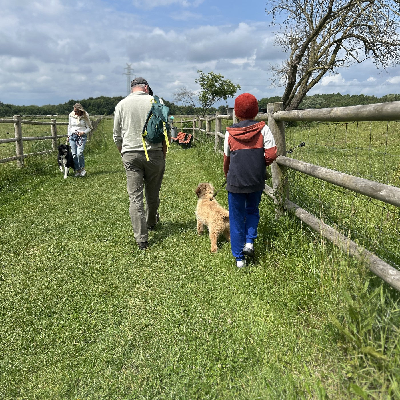 Unsere Familie mit Taffi beim Spaziergang in der Natur
